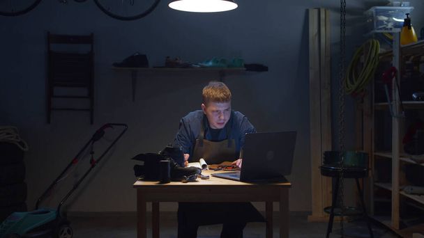 Чоловік дивиться інформацію про хобі в ноутбуці
 - Фото, зображення