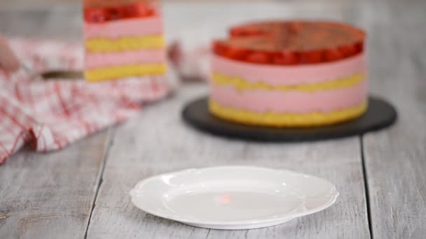 Кусок торта с ванильным печеньем, малиновым муссом и желе, сладкая выпечка
. - Кадры, видео