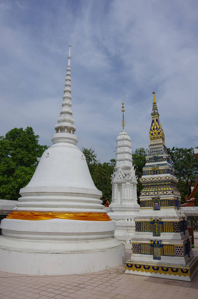 Όμορφα διακοσμημένες στούπες στο ναό Wat Intharawihan, Μπανγκόκ, Ταϊλάνδη. Παραδοσιακή θρησκευτική αρχιτεκτονική, ένα από τα κύρια αξιοθέατα στην Μπανγκόκ. - Φωτογραφία, εικόνα