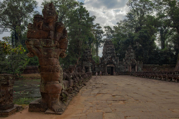 Sisäänkäynti portti Preah Khan temppeli ja silta kanavan yli koristeltu patsaita antiikin khmer soturi päät kuljettaa jättiläinen käärme. Angkor Wat Temple Complex, Siem Reap, Kambodza
. - Valokuva, kuva