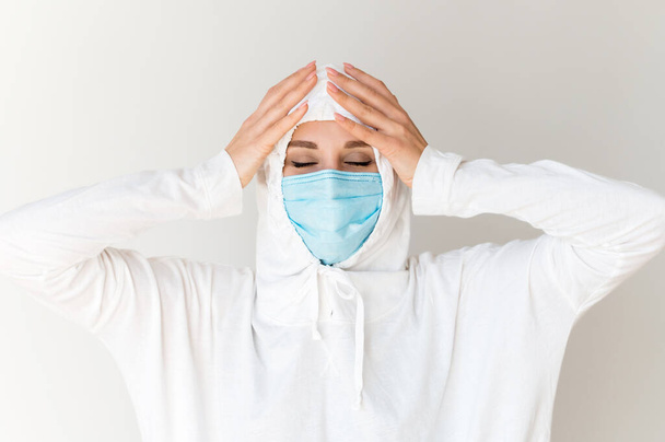 Woman in a protective suit and a medical mask - Foto, afbeelding