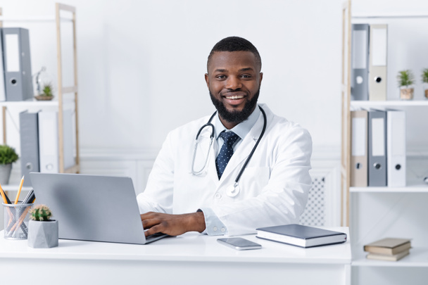 診療所で働くアフリカ系アメリカ人医師の笑顔の写真 - 写真・画像