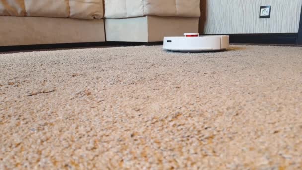 Slim huis. Robot stofzuiger voert automatische reiniging van het appartement op tapijt.Robotstofzuiger reinigt het tapijt in de speelkamer.Robot reinigt de vloer van stof. - Video
