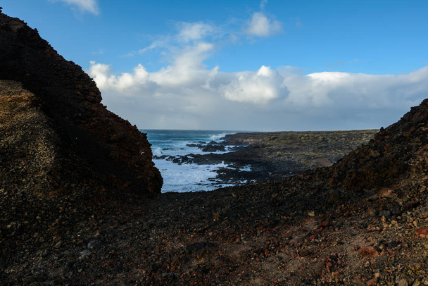 lava negra congelada y el océano en Tenerife
 - Foto, imagen