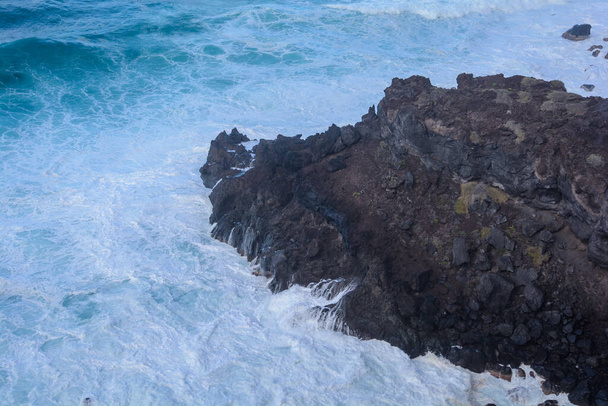 Чорна замерзла лава й океан у Тенерифе. - Фото, зображення