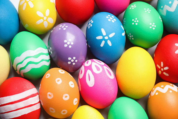 Színes húsvéti tojás különböző mintázatú háttérrel, felülnézet - Fotó, kép
