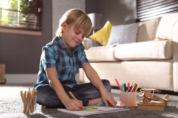 Little boy drawing on floor at home. Creative hobby - Fotoğraf, Görsel