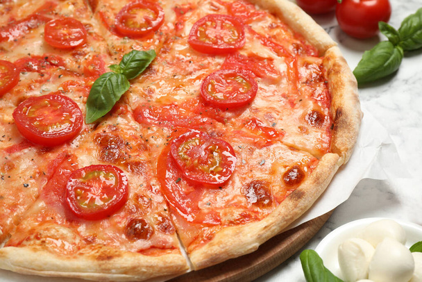 Leckere Pizza Margherita auf weißem Marmortisch, Nahaufnahme - Foto, Bild