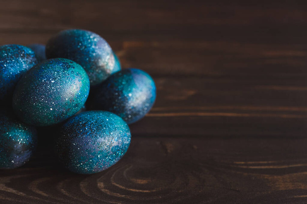 huevos de Pascua galaxia oscura hecha a mano azul
 - Foto, Imagen