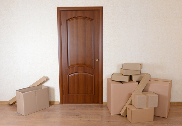 Пустой зал со стопкой коробок: концепция движущегося дома
 - Фото, изображение