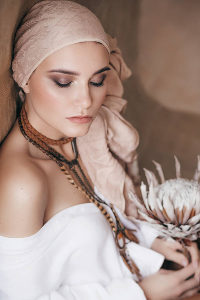 belle jeune femme en foulard avec fleur
 - Photo, image