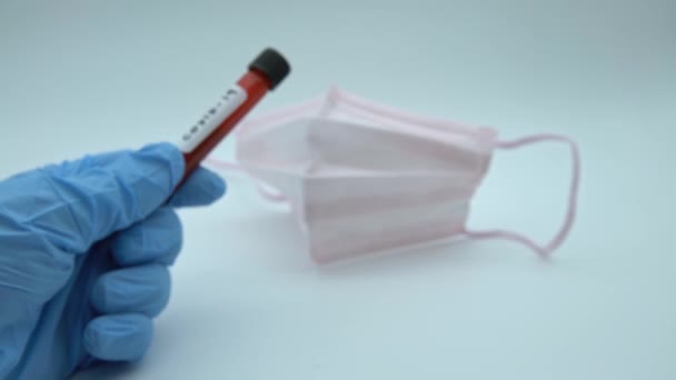 4K, προστατευτική μάσκα και θετική δοκιμή COVID-19. Εργαστηριακό δείγμα της εξέτασης αίματος για τη διάγνωση νέας λοίμωξης από τον ιό της Κορόνας. Ασθένεια 2019 από Wuhan. Πανδημία μολυσματική έννοια-Dan - Πλάνα, βίντεο