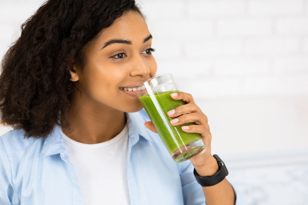 Afro Girl Drinking Smoothie And Looking Aside - Foto, Imagen