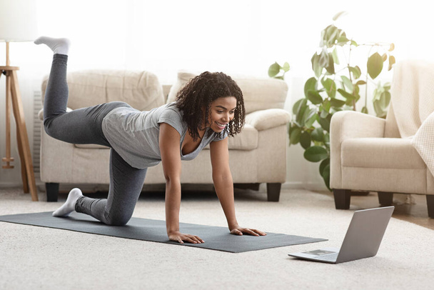 Fit Young Woman Excersising At Home, Watching Video Tutorial On Laptop - Foto, Imagem