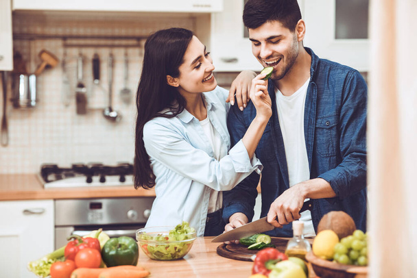 Krásný mladý pár připravuje salát společně doma - Fotografie, Obrázek