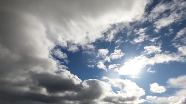 Time Lapse 4k, de nubes que atraviesan rápidamente el cielo azul y cubren el sol
 - Metraje, vídeo