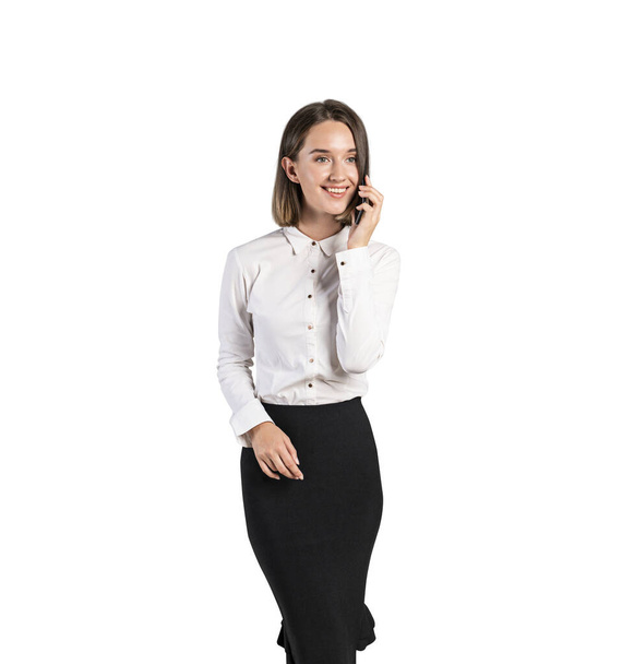 Изолированный портрет улыбающейся молодой европейской предпринимательницы со светлыми волосами, разговаривающей по смартфону. Концепция коммуникации и технологии
 - Фото, изображение