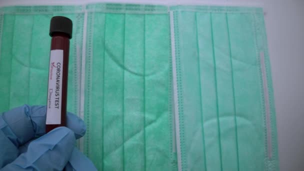 4K, χειρουργική μάσκα με coronavirus Covid 19 μολυσμένο δείγμα αίματος στο σωλήνα. Έρευνα εμβολίου του ιού 2019-nCoV στο εργαστήριο. Ασθένεια 2019 από Wuhan. Πανδημία μολυσματική έννοια-Dan - Πλάνα, βίντεο
