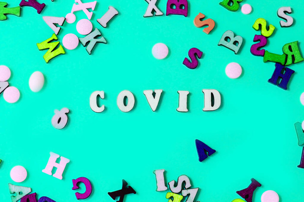 Die hölzernen Buchstaben sind das Wort covid. Konzept zum Thema Grippe, Virus. - Foto, Bild