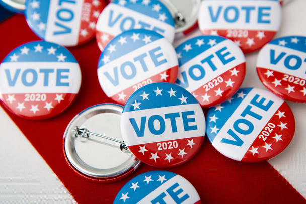 Variedad de botones electorales presidenciales en la bandera estadounidense
 - Foto, Imagen