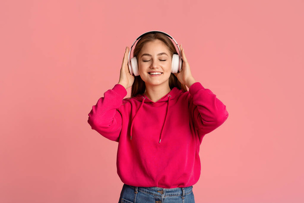 Teen girl enjoying favorite music in headphones - Foto, Imagem