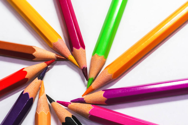 Цветные карандаши на светлом фоне, могут быть использованы в качестве иллюстрации или различных концепций
. - Фото, изображение