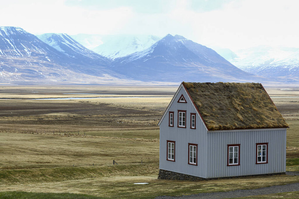 屋根が草でできた田舎の家です。アイスランドの風景 - 写真・画像