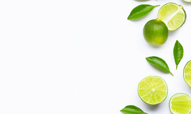Limes mit Blättern isoliert auf weißem Hintergrund. - Foto, Bild