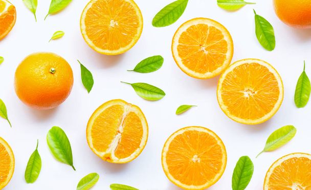 Υψηλή βιταμίνη C, χυμώδης και γλυκιά. Φρούτα πορτοκαλιού με πράσινα φύλλα σε λευκό φόντο - Φωτογραφία, εικόνα