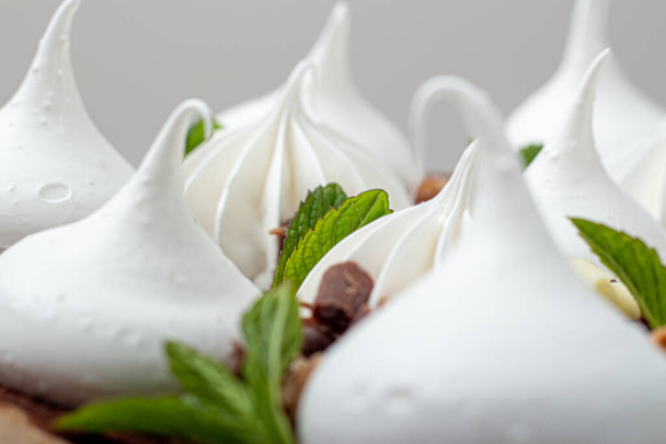 white marshmallows on a cake close-up - Fotoğraf, Görsel