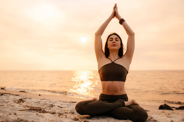 yoga meditatie zonsondergang natuur meisje vrouw kalm asana zee - Foto, afbeelding