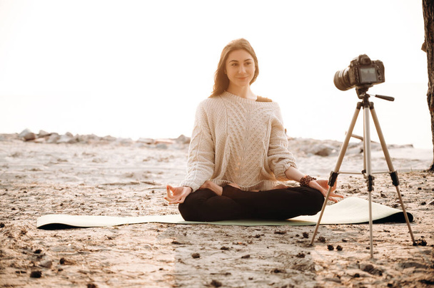yoga meditatie zonsondergang natuur meisje vrouw kalm asana zee vlog blogger - Foto, afbeelding