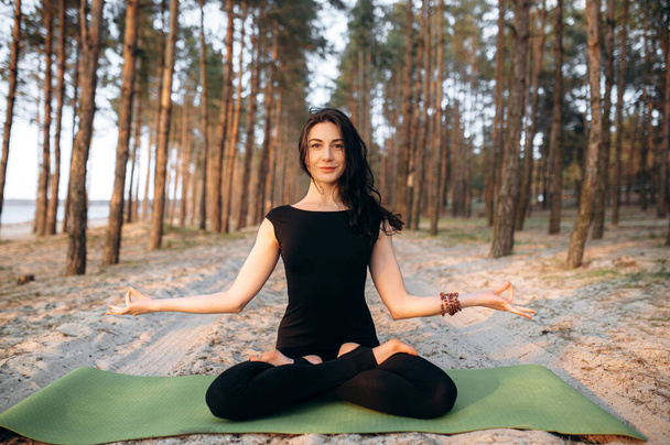 Yoga Meditation Sonnenuntergang Natur Mädchen Frau Ruhe Asana Meer - Foto, Bild