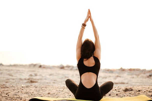 yoga meditatie zonsondergang natuur meisje vrouw kalm asana zee - Foto, afbeelding