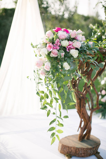 Hochzeitsbogen. Rustikale Hochzeit. Hochzeitsbereich mit Blumen bedeckt. - Foto, Bild