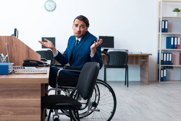 Joven empleado masculino en silla de ruedas - Foto, imagen