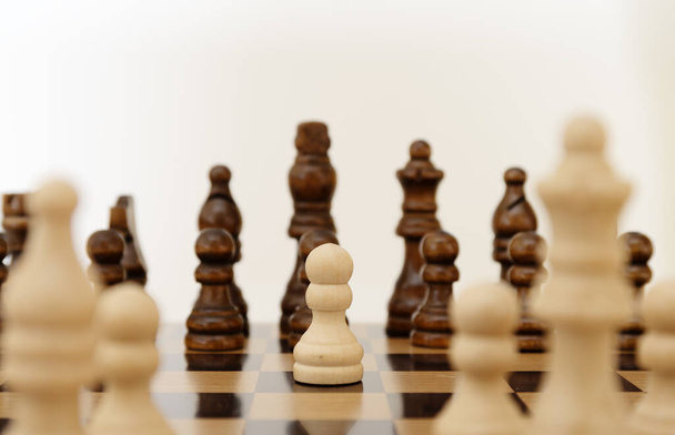 Команда. Белый шахматный пазл на шахматной доске в черно-белом цвете. Лидер
. - Фото, изображение