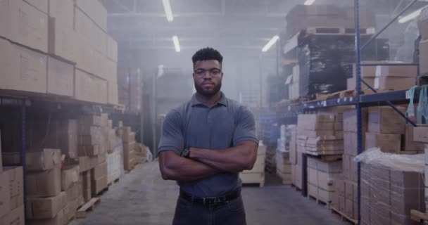 Portrét afroamerického manažera ve skladu - Záběry, video