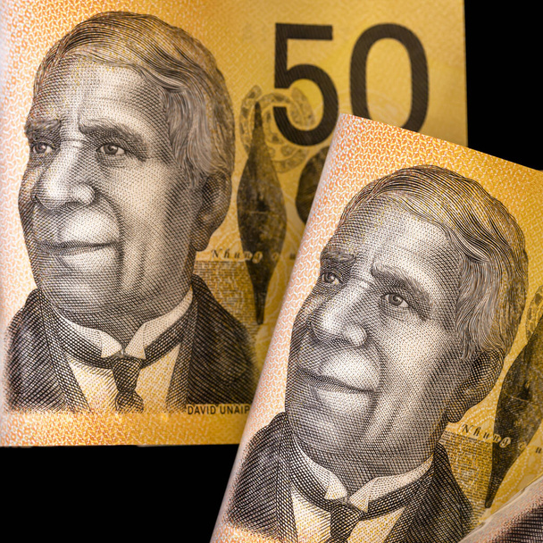 Australisches Geld. Fünfzig-Dollar-Scheine in Großaufnahme, vor schwarzem Hintergrund. - Foto, Bild