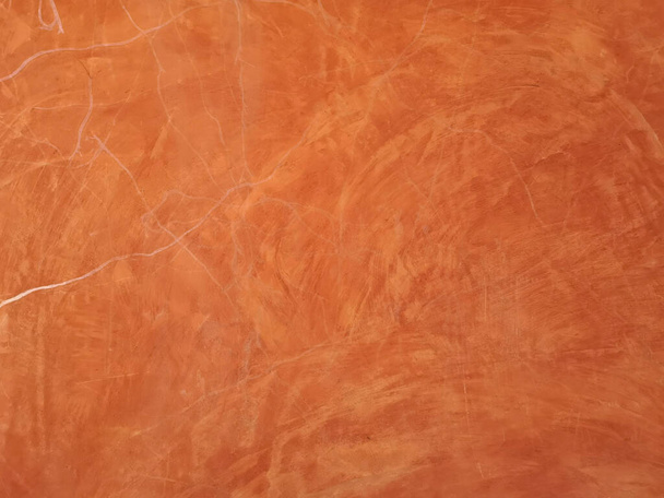 表面モルタルコンクリート壁のテクスチャ、セメント石膏の男性の作品の抽象的な背景に白いスクラッチラインと赤茶色の色絵 - 写真・画像