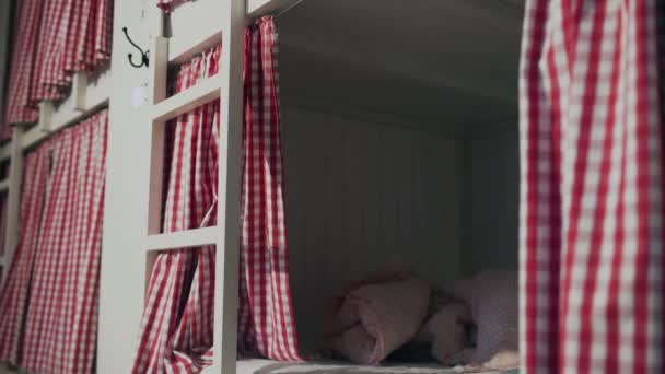 Fiatal nő a közös hostel szobában behúzza a függönyt, és aludni megy - Felvétel, videó