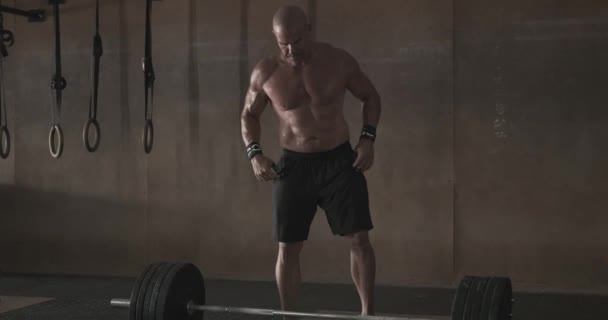 Man doing weight lifting in gym - Felvétel, videó