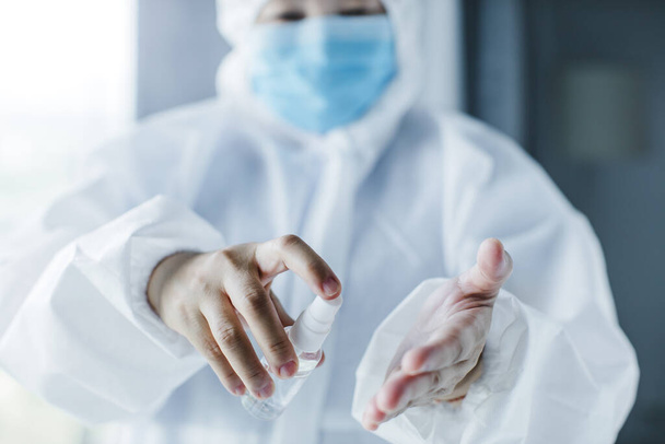 лікар Рука використовує дезінфікуючий засіб для запобігання вірусу та інфекції чуми, запобігає вірусу ковідо-19
 - Фото, зображення