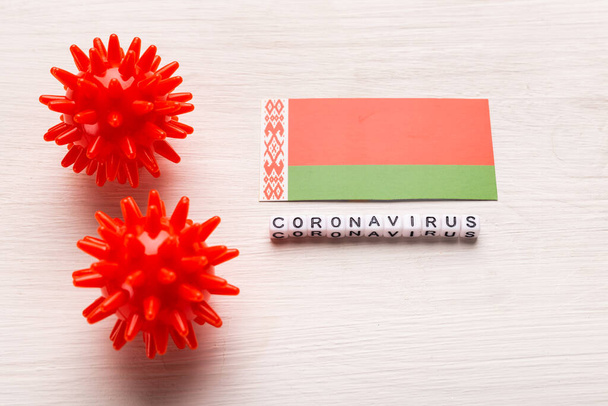 Modelo de cepa del virus abstracto del síndrome respiratorio de Oriente Medio 2019-nCoV coronavirus o coronavirus COVID-19 con texto y bandera de Belarús sobre fondo blanco. Concepto de protección frente a pandemias
. - Foto, imagen