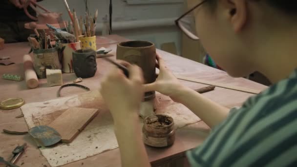 el trabajo de un ceramista. fabricación de cerámica
 - Metraje, vídeo