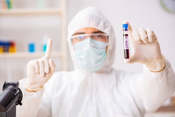 Lekarz opracowujący szczepionkę przeciw wirusowi covid-19 w laboratorium - Zdjęcie, obraz