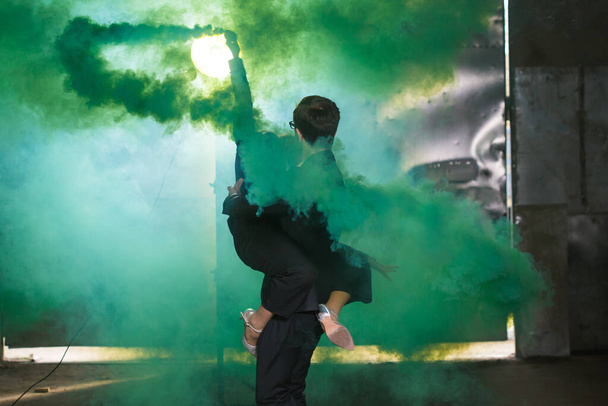 Pasadoble, latinský sólo tanec a současný tanec - Fešák muž a žena tančící v oblaku kouře. - Fotografie, Obrázek