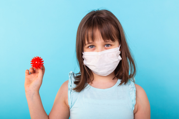 Vírus, világjárvány, karantén és járványkitörés koncepció - A kislány orvosi maszkkal védi magát a Coronavirus COVID-19-től.. - Fotó, kép