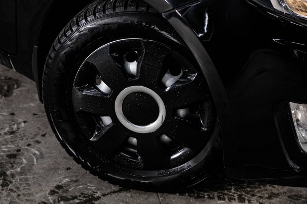Auto wiel op zwarte auto - close-up - Foto, afbeelding