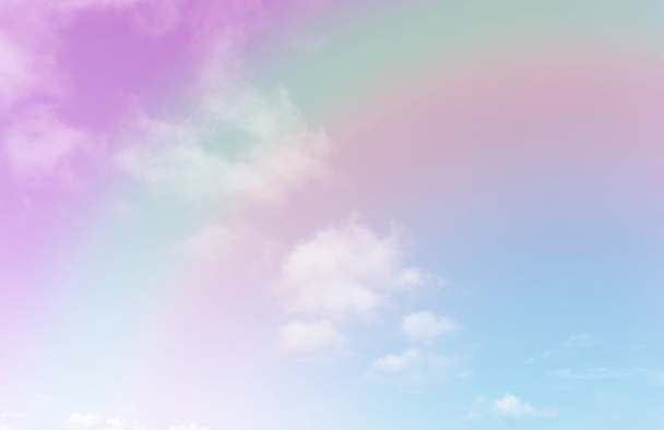 Cor pastel bonita com sombra de arco-íris em nuvens brancas fofas, céu azul colorido no fundo, vista para cima e cópia da imagem do espaço
 - Foto, Imagem